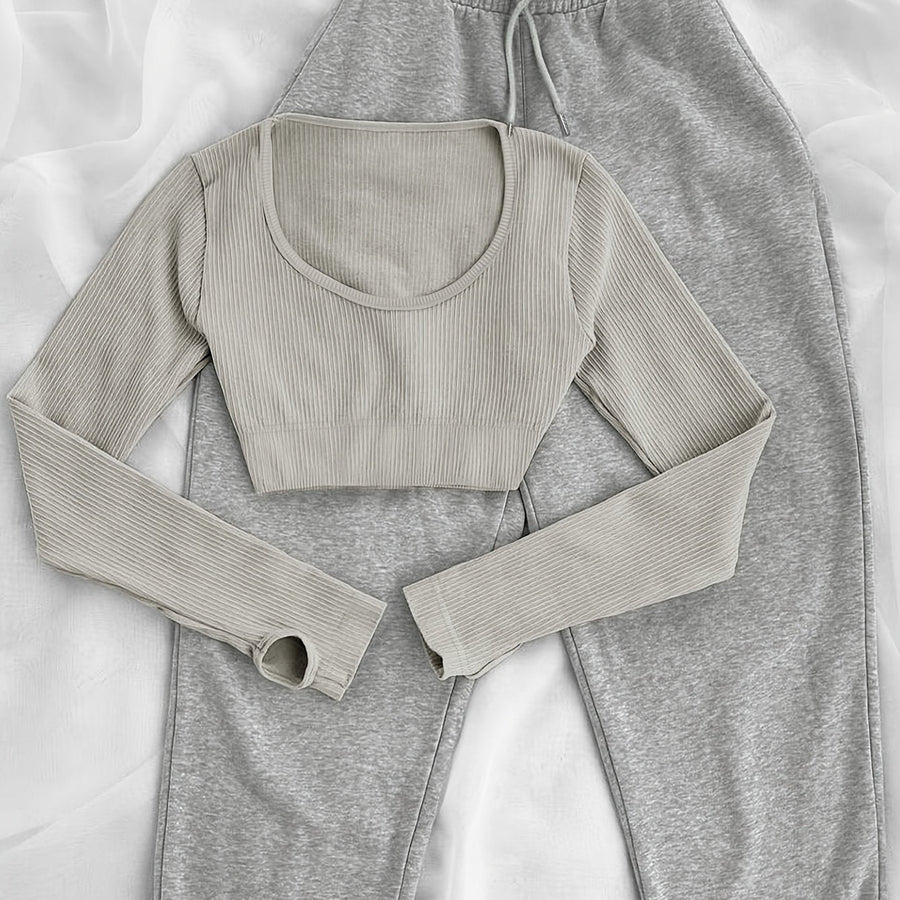 Träningsset med Ribbad Croptop och Mjukisbyxor i Gråmelerat