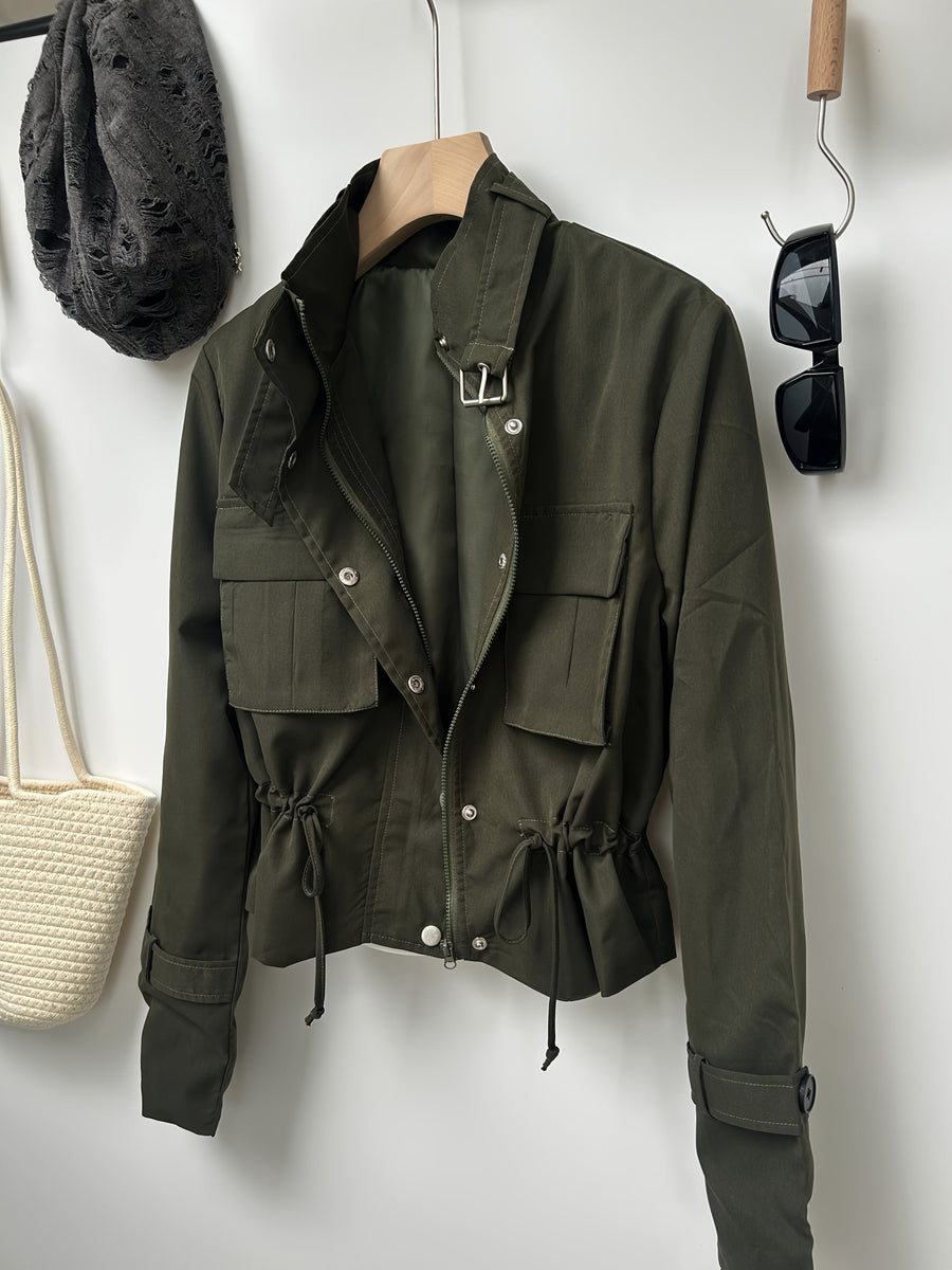 Dam kort jacka med krage och fickor, justerbar midja, militärstil