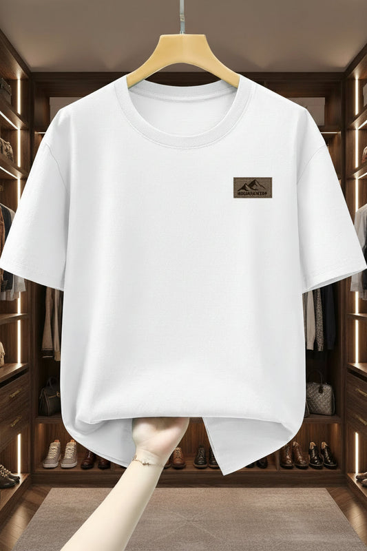 Herr T-shirt med minimalistisk bergslogga – Avslappnad och trendig vardagsstil