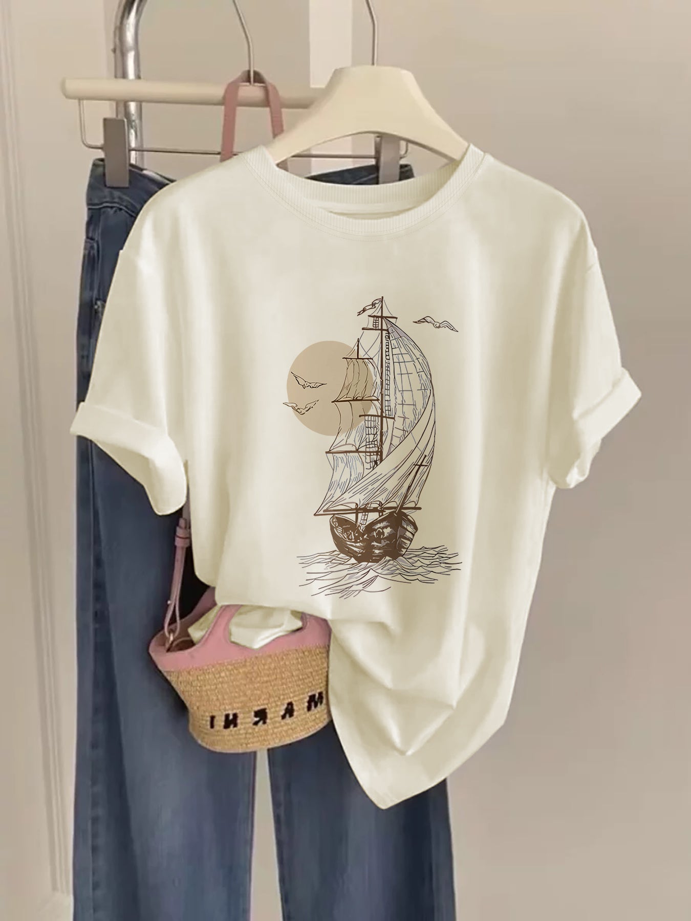 Dam T-shirt med vintage skeppstryck – casual nautisk stil