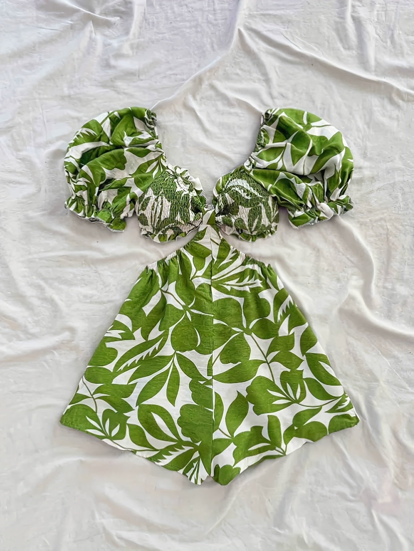 Dam Playsuit med Tropiskt Bladmönster och Puffärmar – Perfekt för Sommar och Semester