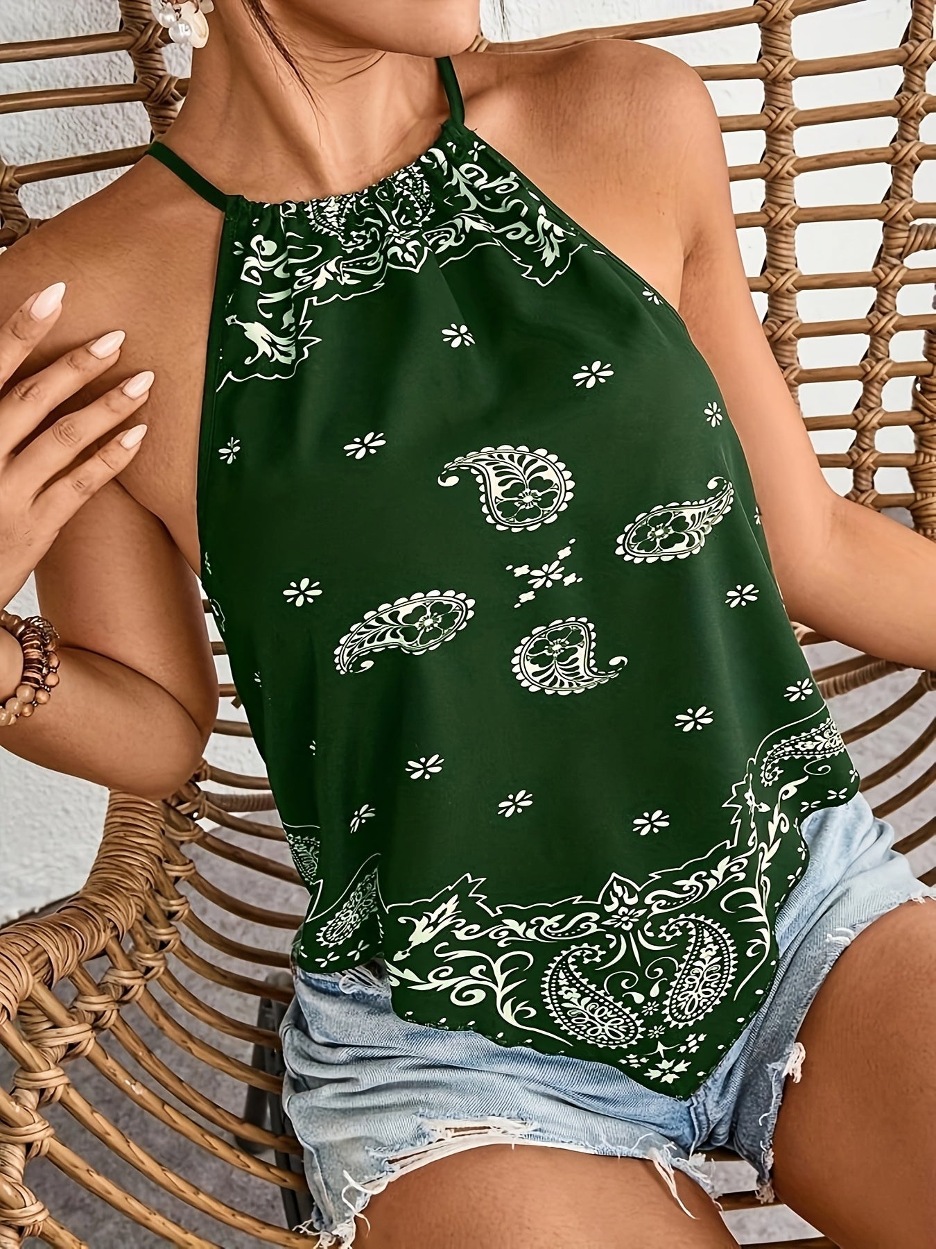 Dam Halterneck Blus med Paisley Mönster – Trendig Sommartopp för Fritid och Semester