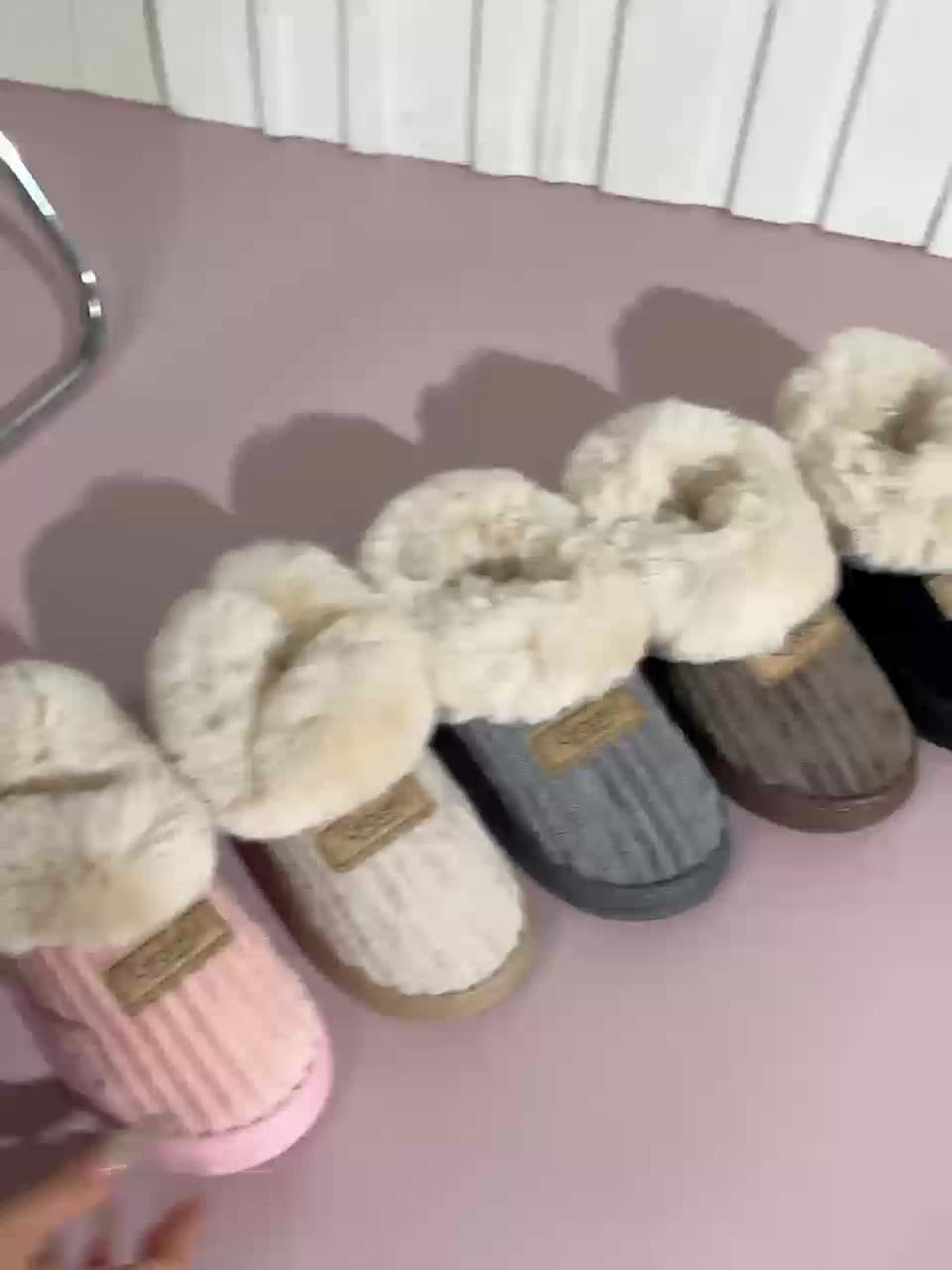 Mjuka tofflor med fuskpälsfoder och ribbad ovansida
