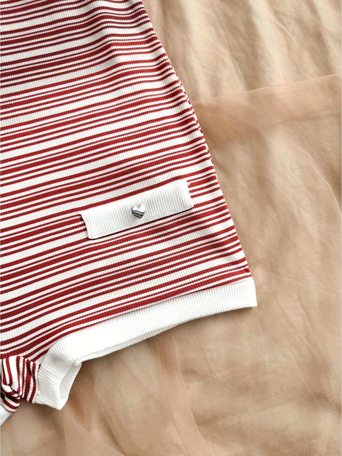 Damers eleganta randiga sommarplaysuit med knytdetalj och v-ringning – perfekt för semester och strand