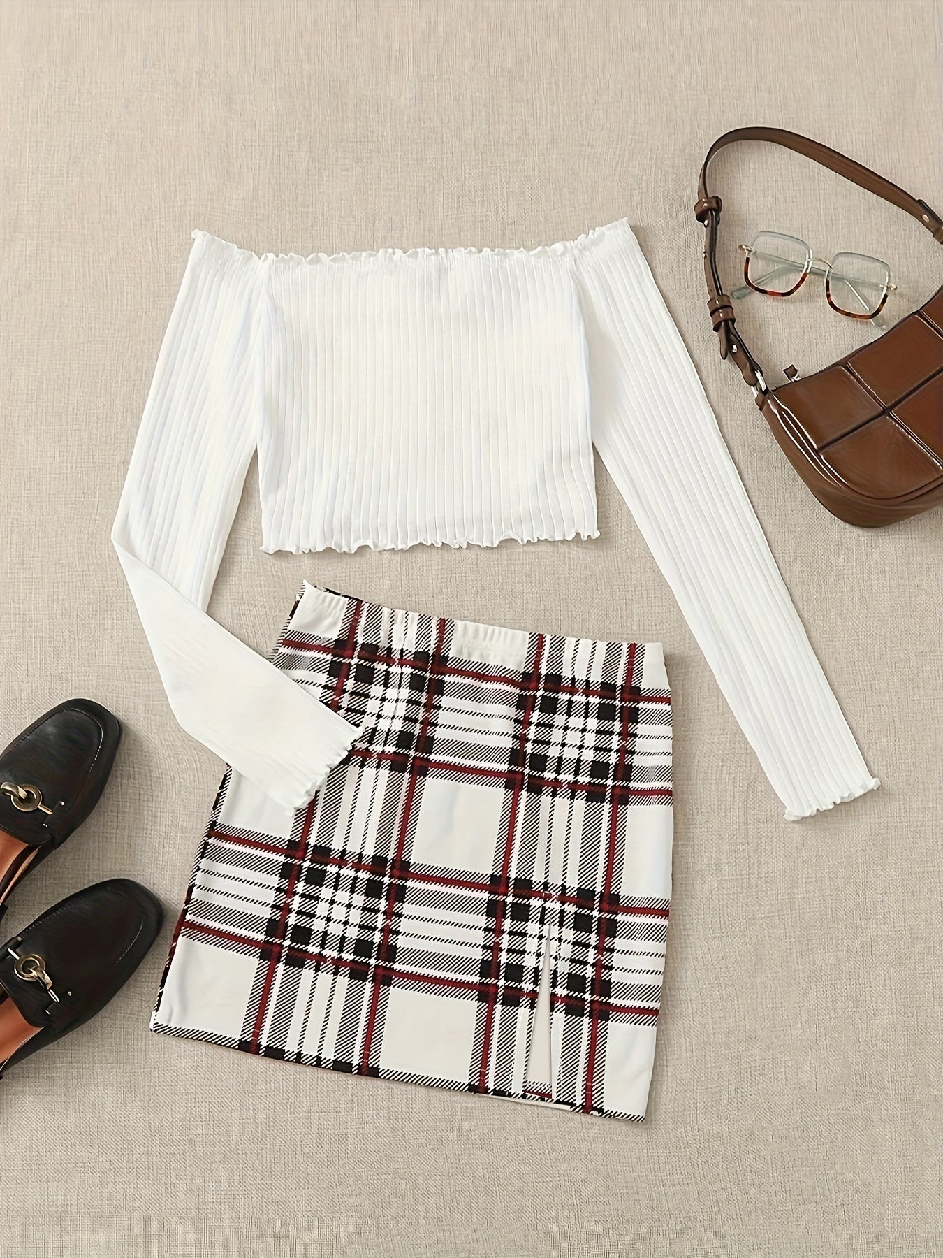 Damset – Elegant Off Shoulder Top och Rutig Kjol – Perfekt för Vår och Sommar