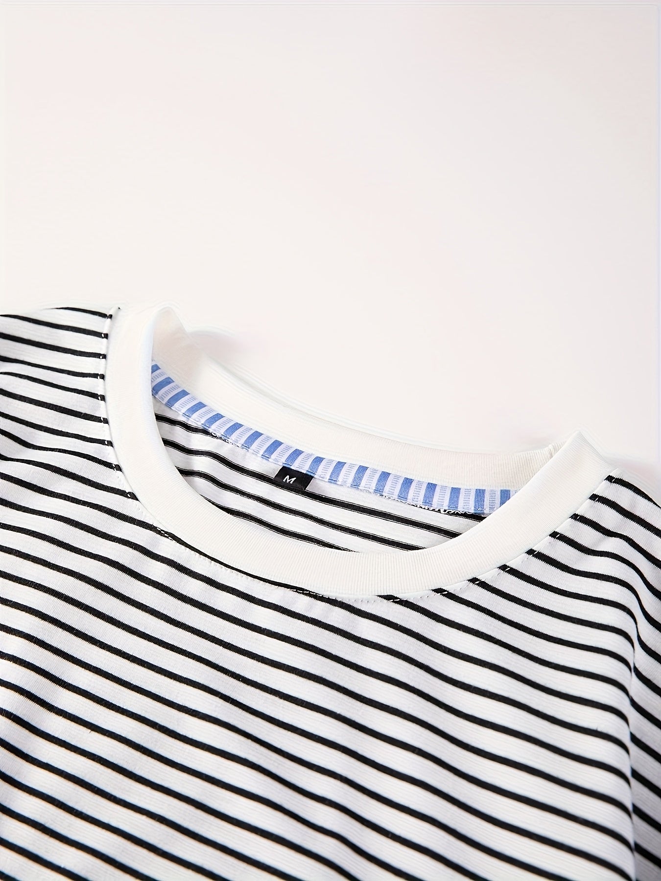 Herr T-shirt med horisontella ränder – Stilren och mångsidig vardagsstil