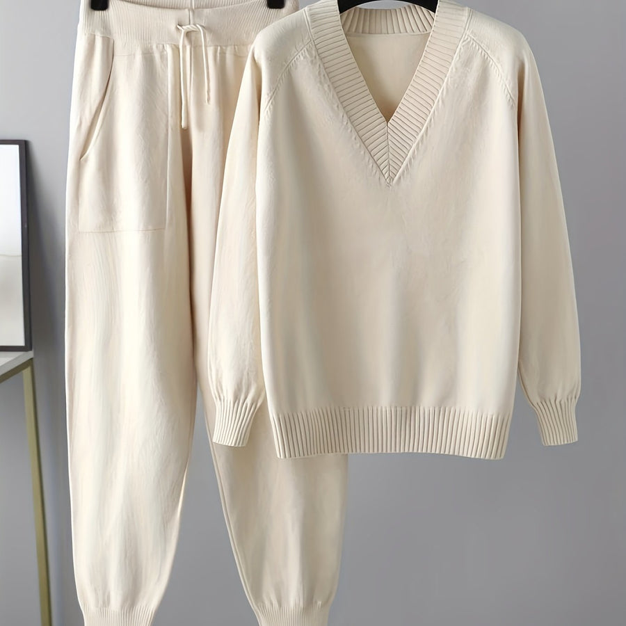 Stickat tvilling-set dam V-ringad tröja och byxor med mudd beige