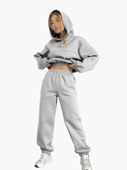 Damernas sportiga mysset med hoodie och byxor – avslappnad streetwear för vardag och fritid