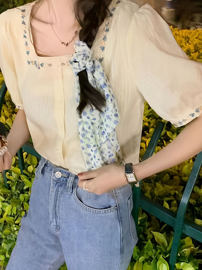 Dam Elegant Blus med Broderade Blommor och Fyrkantig Hals – Vår/Sommar Top