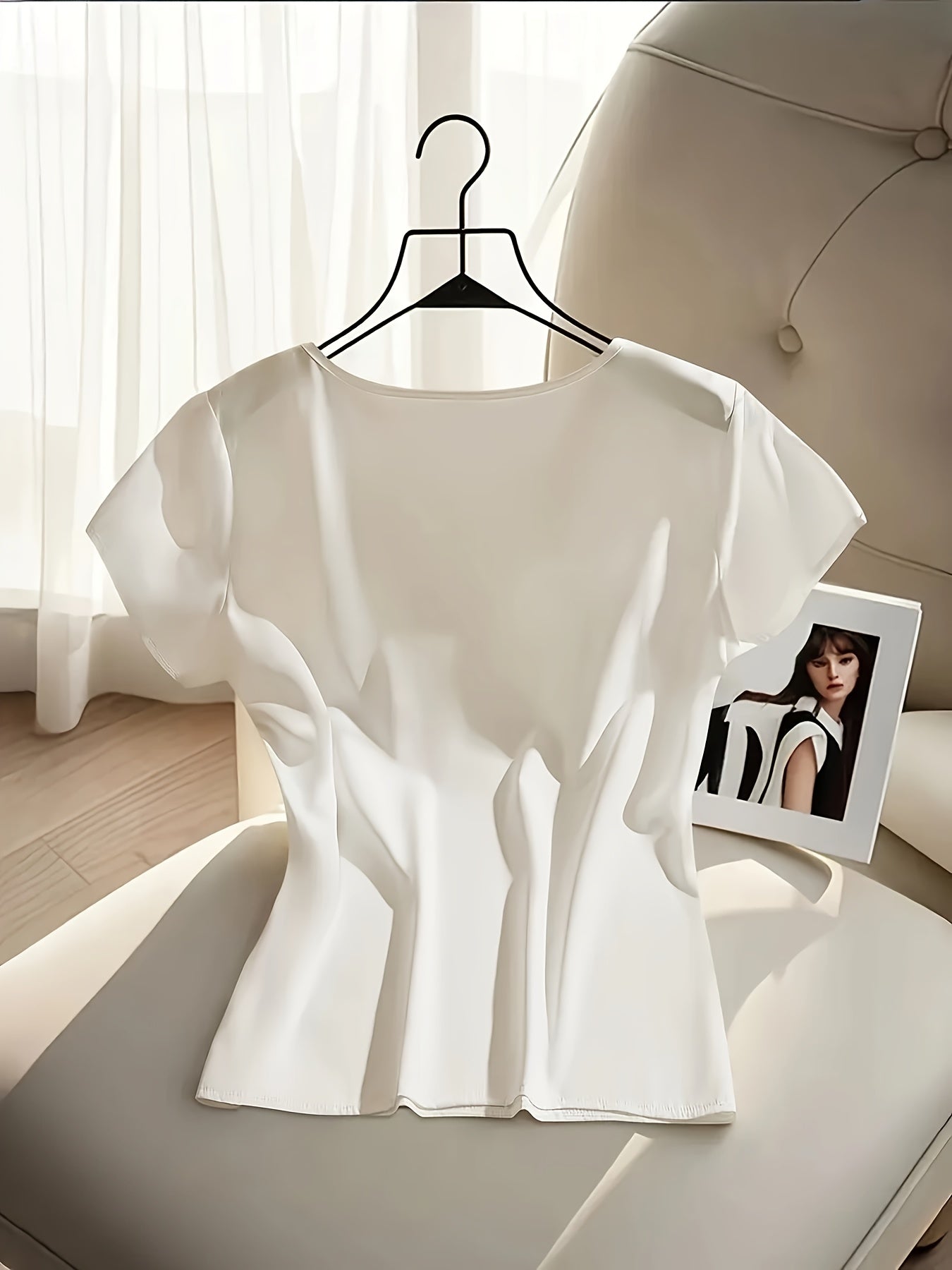 Damblus med rosett och kort ärm – Elegant och feminin topp för kontor och fest