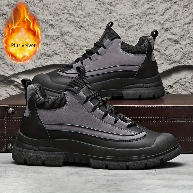 Herrsneakers i tvåfärgad design med tjock sula, snörning och förstärkt tåhätta