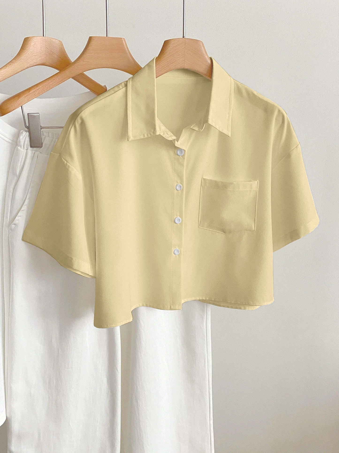 Dam Blus Kortärmad Skjorta Med Modern Cropped Passform För Vardagsbruk