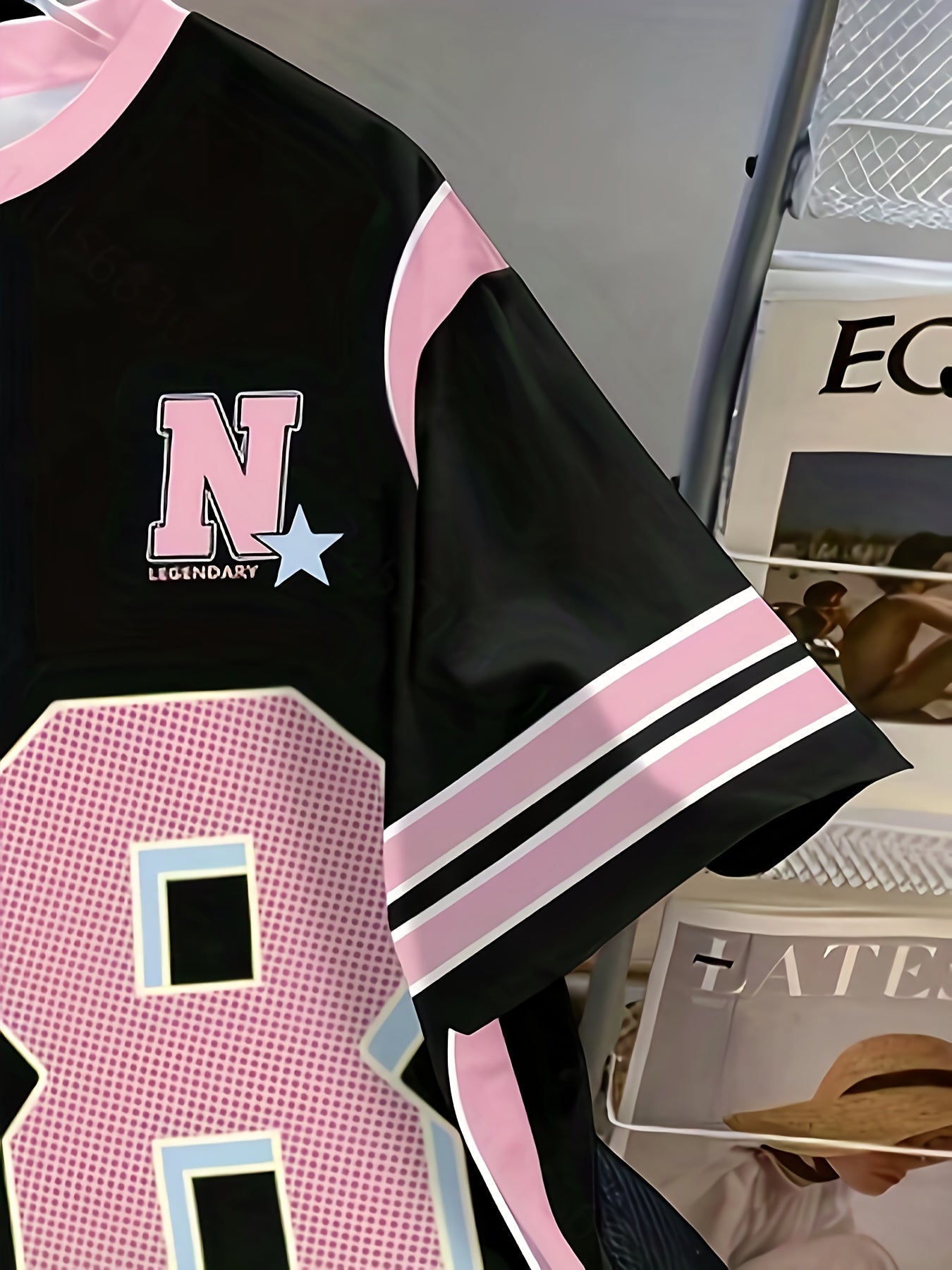 Dam Topp Preppy Sportig Jersey med Nummer 28 och Vintage Detaljer
