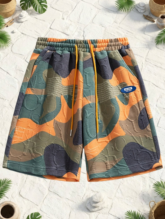 Herrshorts med modern grafisk camouflage och präglade detaljer – avslappnad streetstyle för vardagsbruk