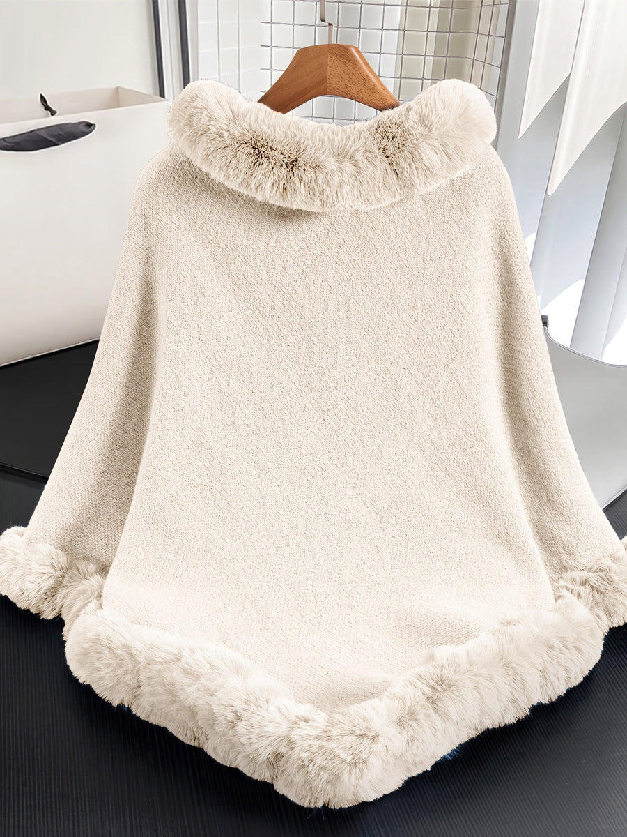 Kabelstickad poncho med fuskpälskant och polokrage