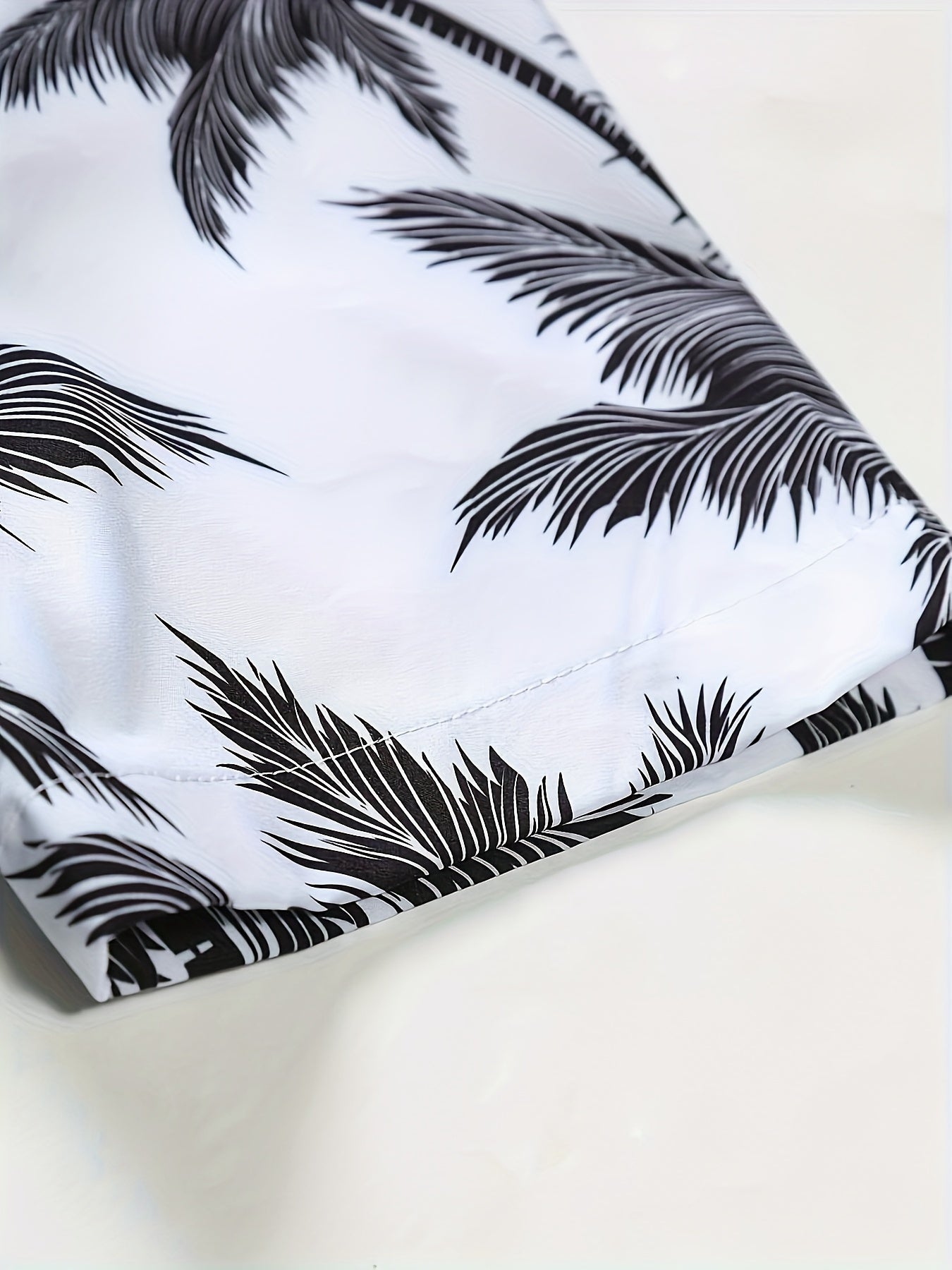 Herrset – Somrig semesterlook med palmtryck, kortärmad skjorta och shorts, avslappnad stil för fritid och strand