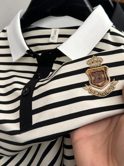 Herr Pikétröja med Klassiska Ränder och Broderad Emblem – Stilren och Sportig för Fritid och Arbete