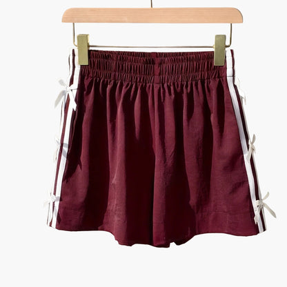 Damshorts med sportig design och dekorativa rosetter – Perfekt för sommar och semester