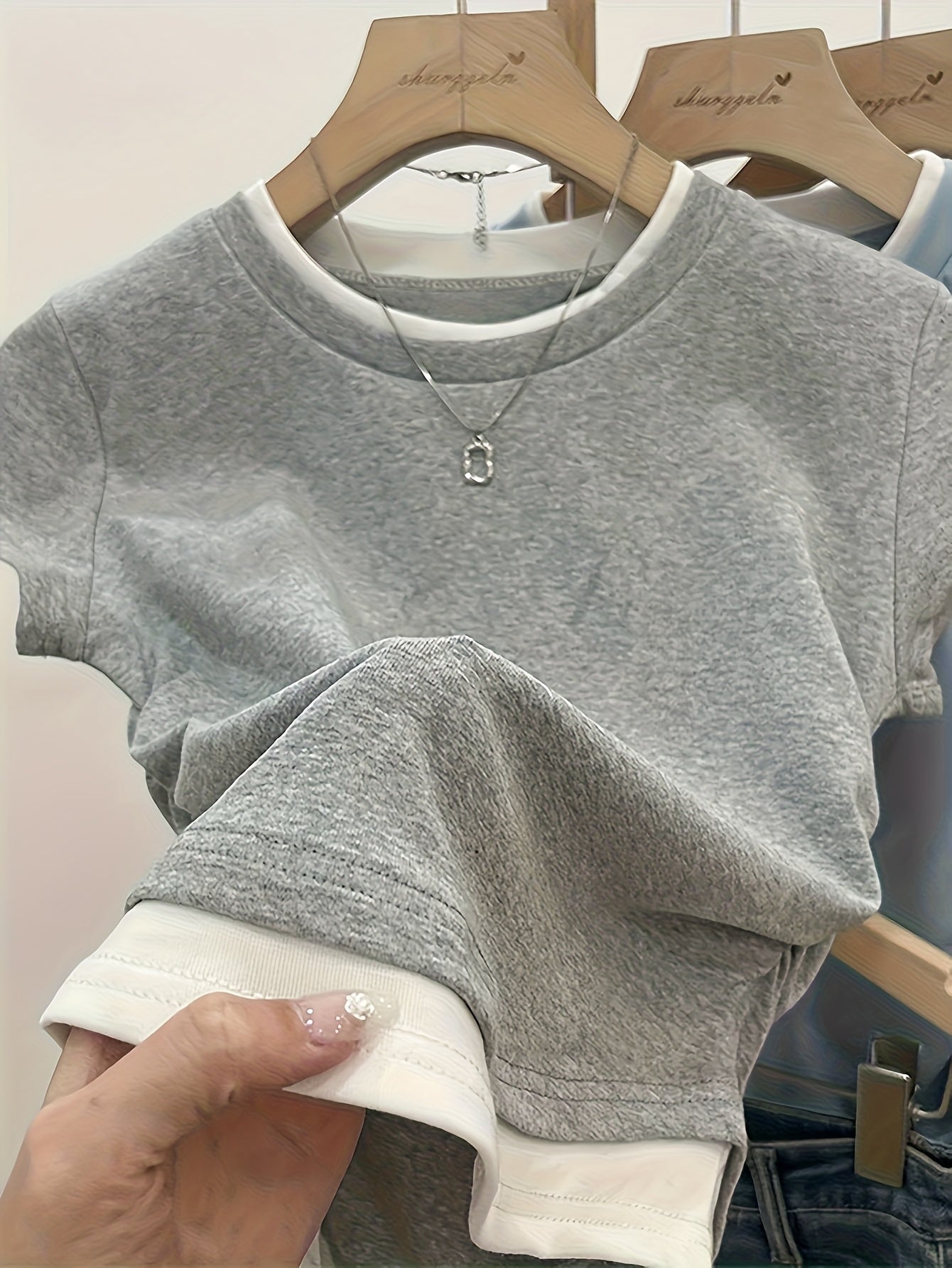 Dam T-shirt med modern lager-på-lager-look och avslappnad passform – Perfekt för vardag och fritid
