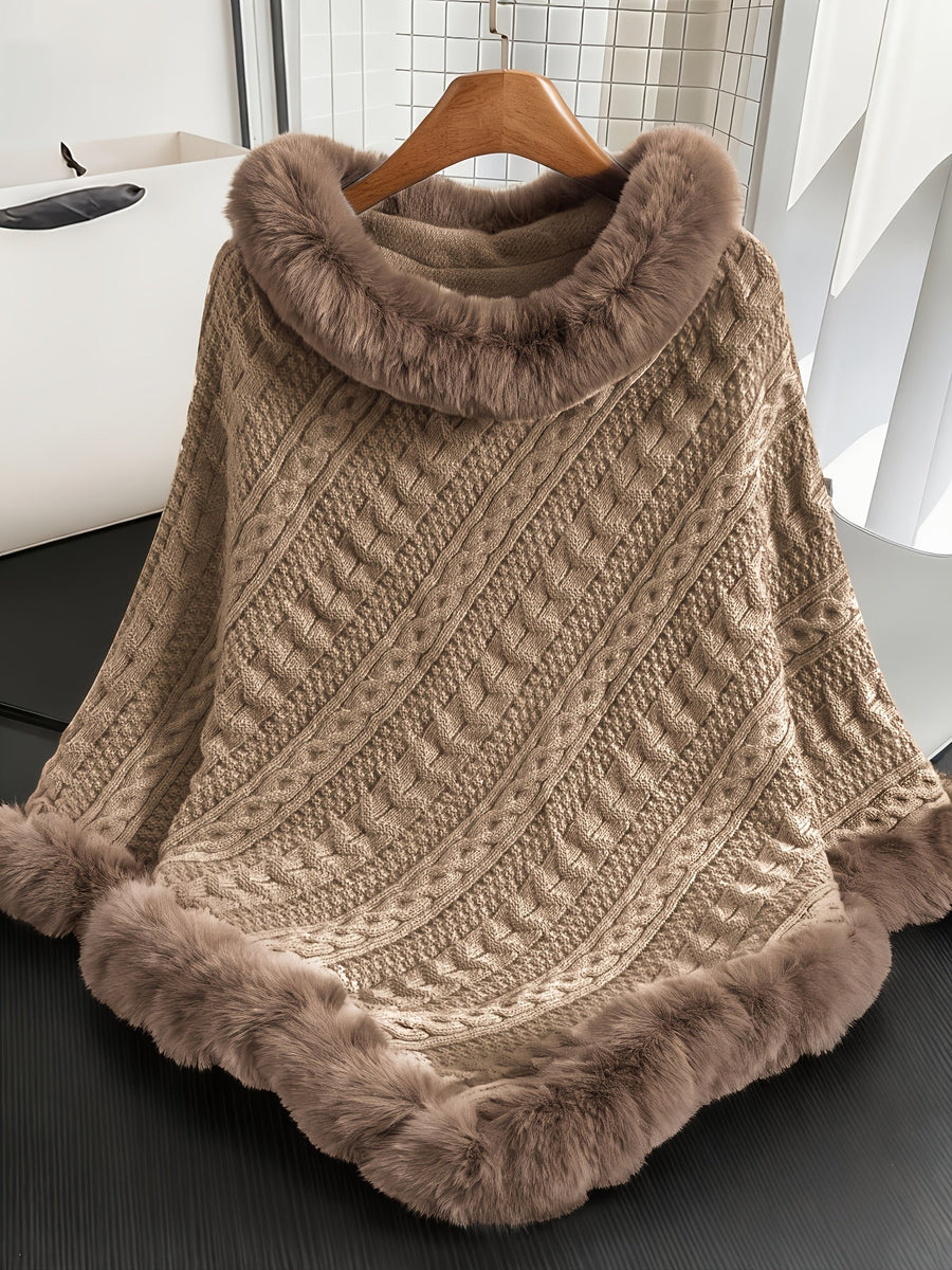 Kabelstickad poncho med fuskpälskant och polokrage