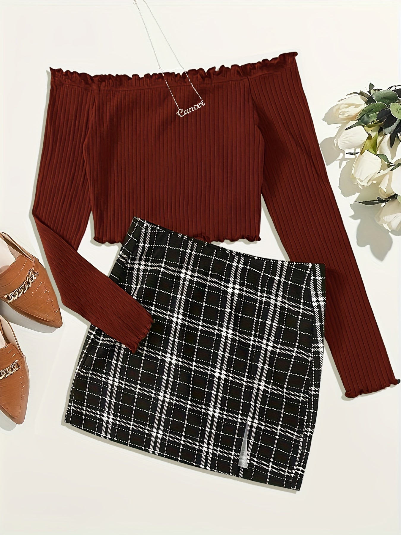 Damset – Elegant Off Shoulder Top och Rutig Kjol – Perfekt för Vår och Sommar