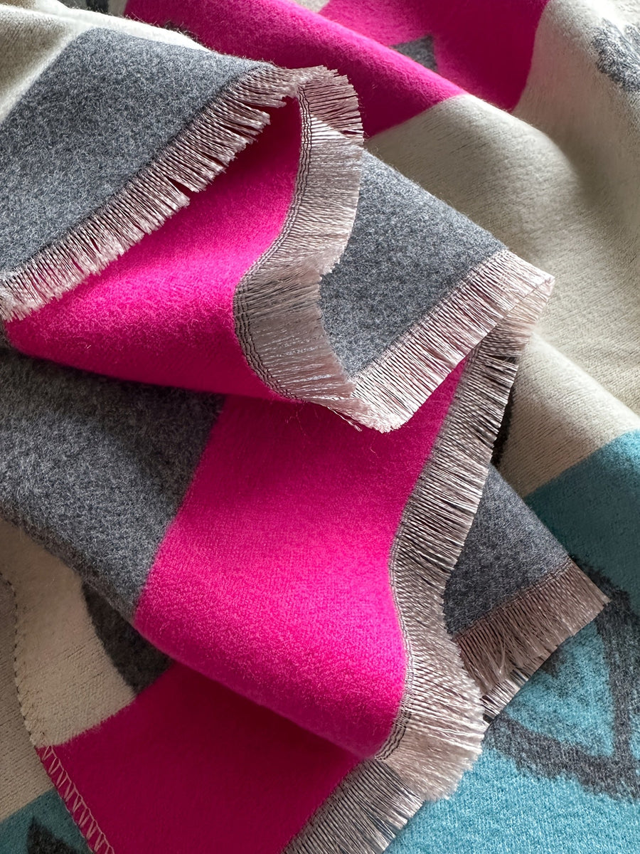 Poncho med mönster och fransar – Svart eller Flerfärgad