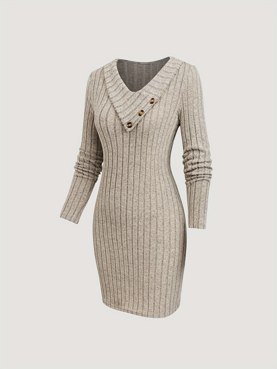 Ribbad figurnära klänning med V-ringning och knappar, beige
