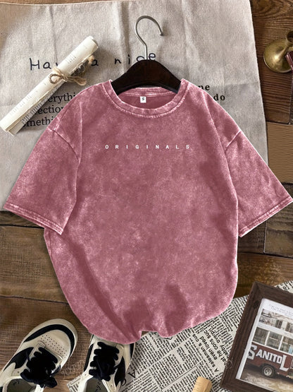 Dam T-shirt med avslappnad passform och trendiga jeansshorts för sommarens streetstyle