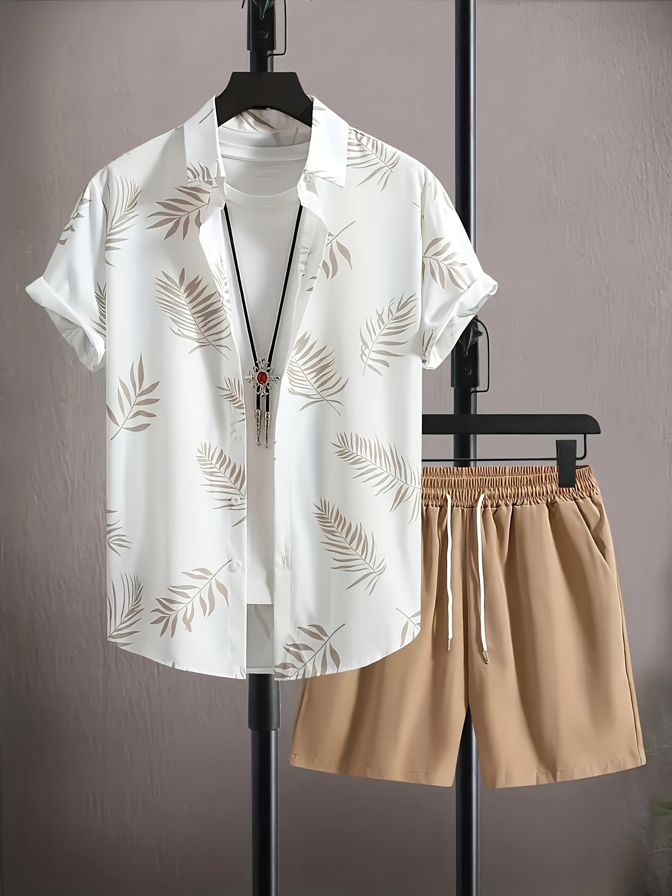 Herrset med tropisk skjorta och shorts – Sommaroutfit avslappnad stil