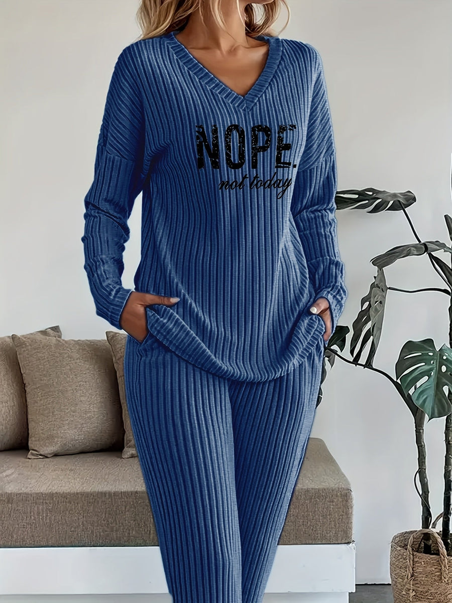 Ribbad loungewearset med V-ringning och tryck, långärmad tröja och vida byxor för dam