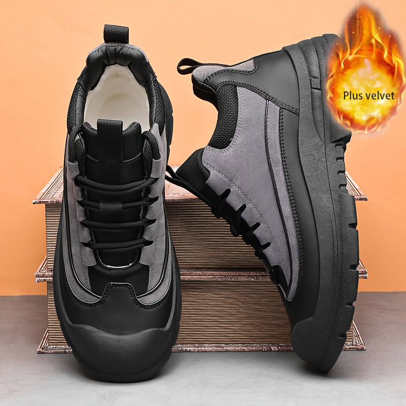 Herrsneakers i tvåfärgad design med tjock sula, snörning och förstärkt tåhätta