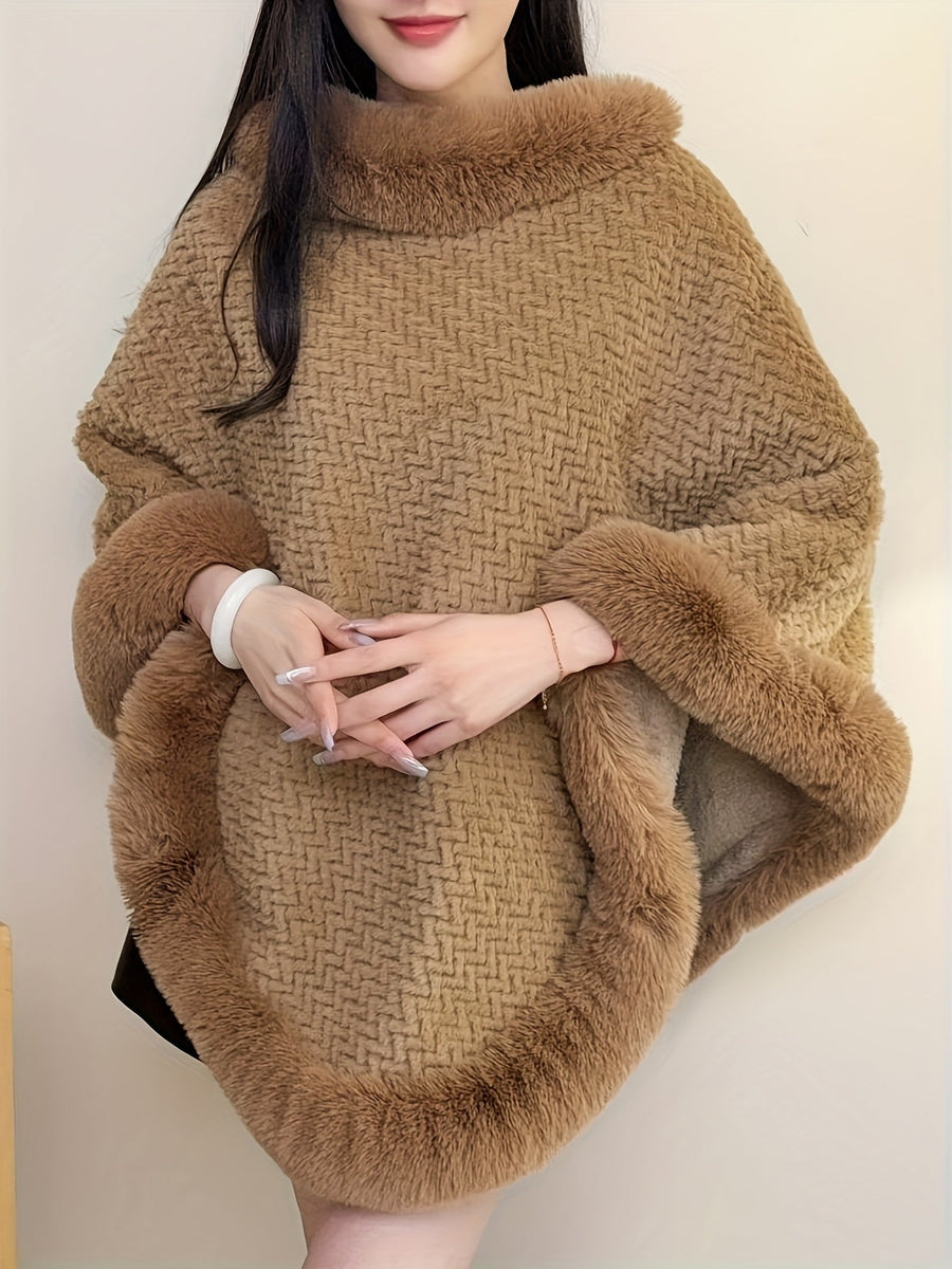 Varm mönstrad poncho med fuskpälsdetaljer runt hals och nederkant