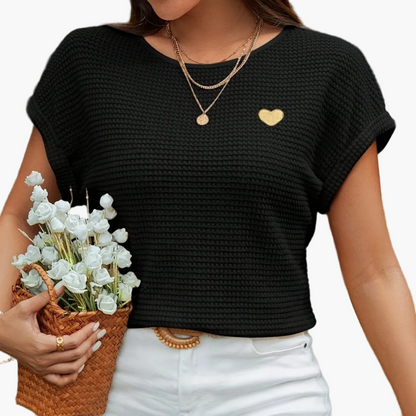 Dam T-shirt med hjärtmotiv och avslappnad sommarstil – Perfekt för vardag och semester