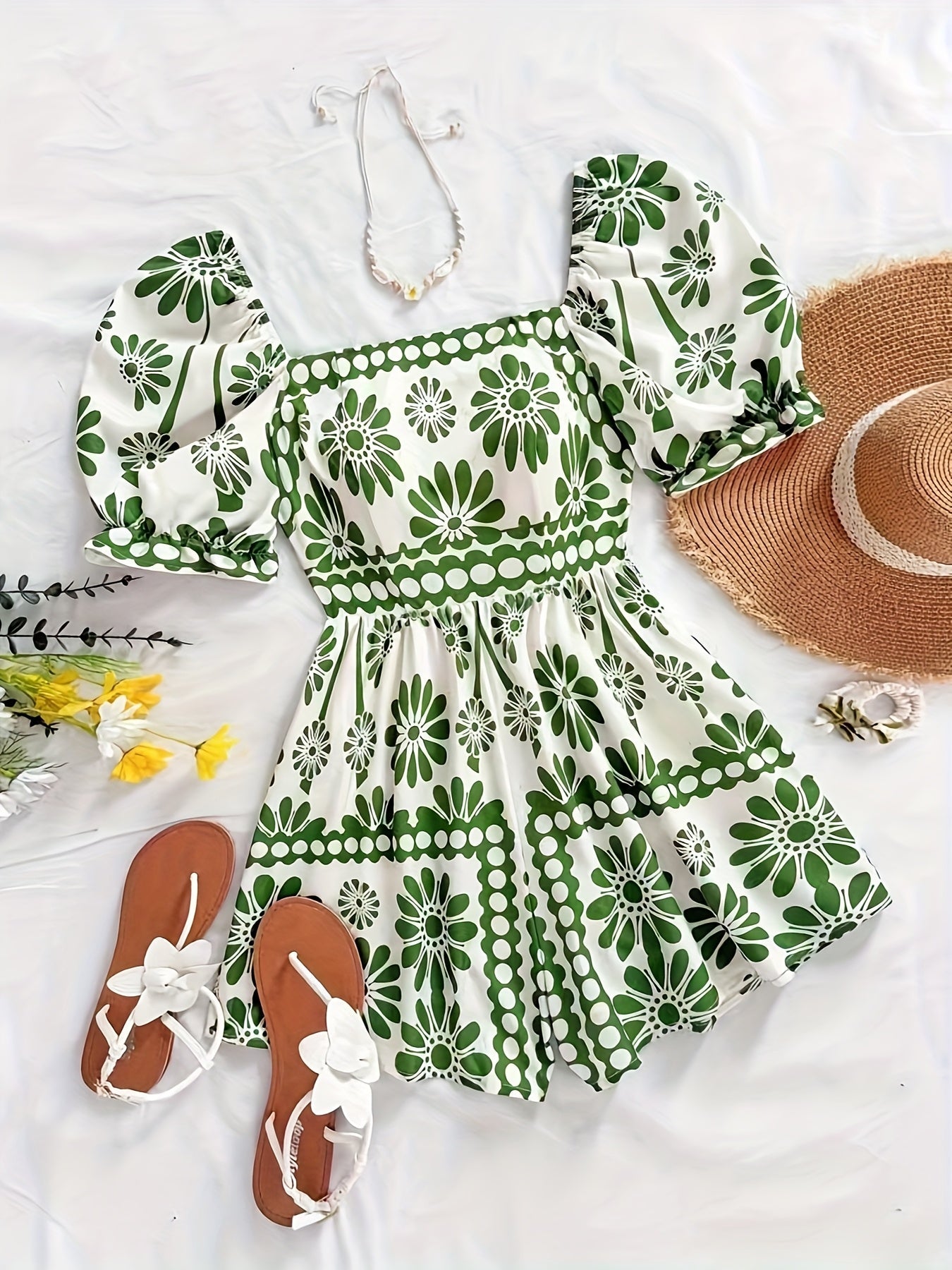 Dam Playsuit med Puffärmar och Vintage Blommönster – Perfekt för Sommar och Trädgårdsfest