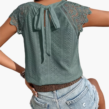Dam Blus med Spetsdetaljer och Knytning – Somrig och Elegant Top för Avslappnad Stil