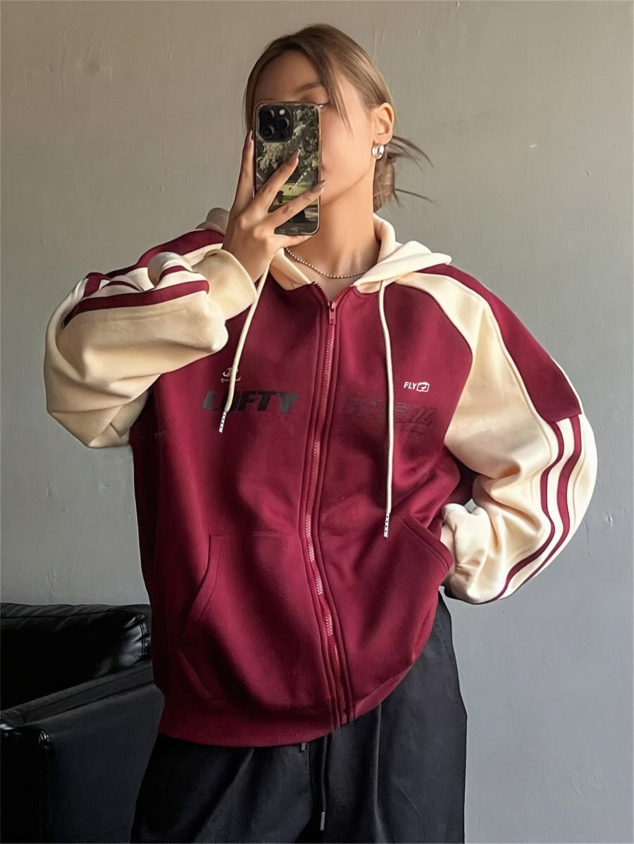 Damhoodie med dragkedja, huva och tre ränder på ärmarna