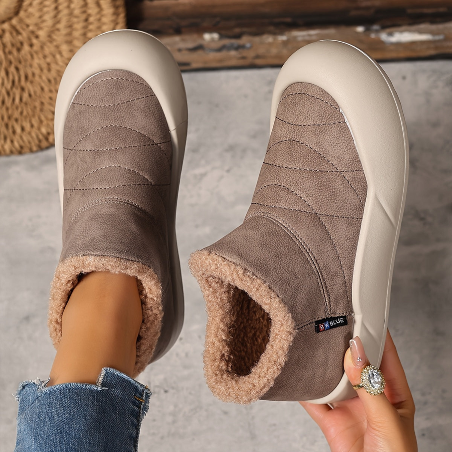 Vinterfodrade ankelstövlar med beige sula, quiltad ovandel och fuskpälsfoder