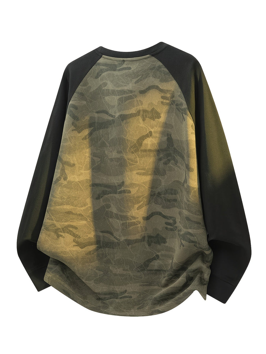 Långärmad t-shirt med kamouflagemönster och raglanärm