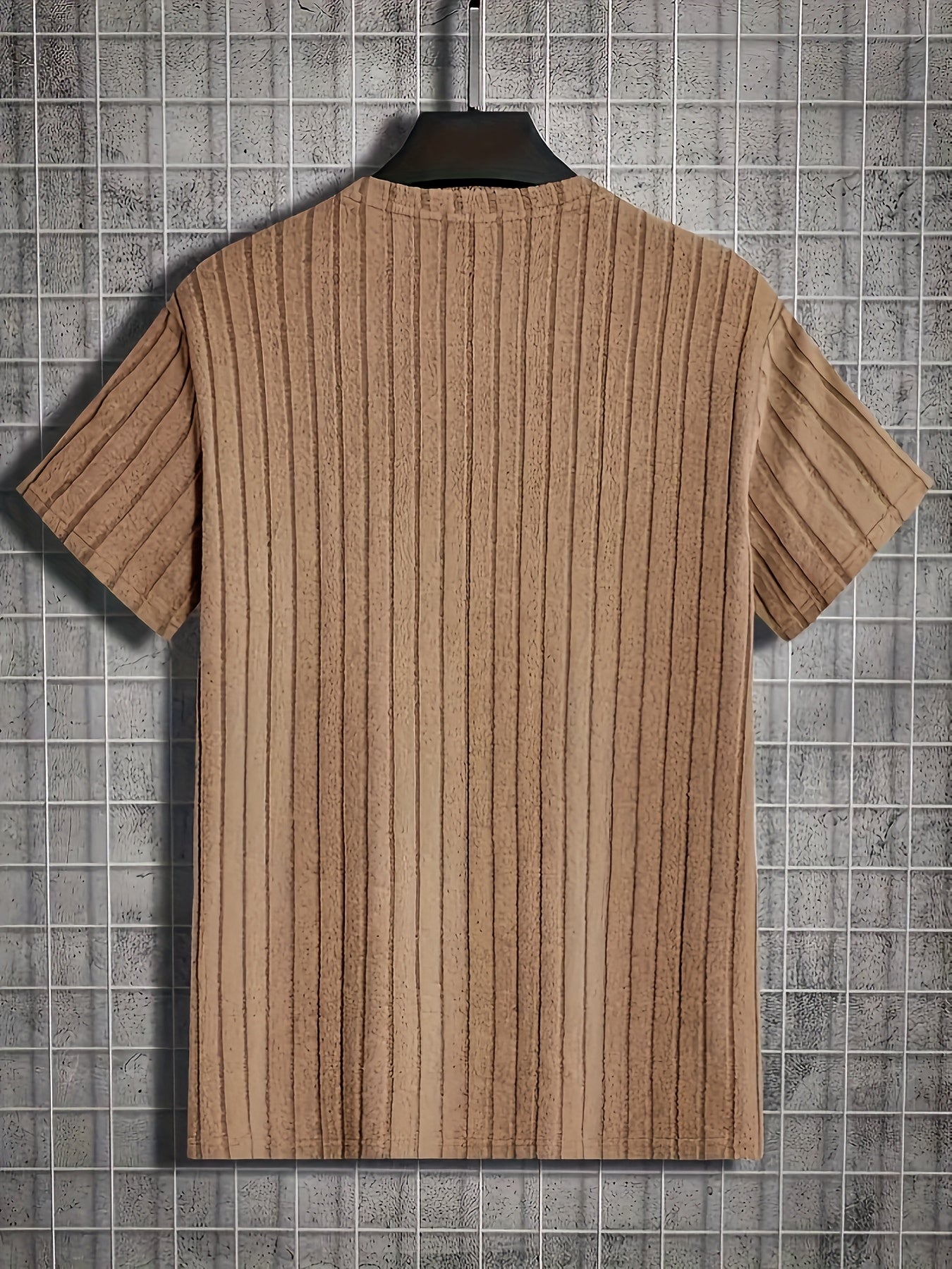 Herr T-shirt med trendigt ribbat mönster och avslappnad passform – Perfekt för vardag och stilrena lager på lager-outfits