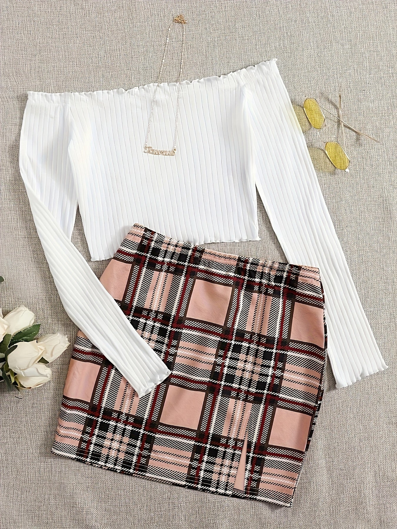 Damset – Elegant Off Shoulder Top och Rutig Kjol – Perfekt för Vår och Sommar