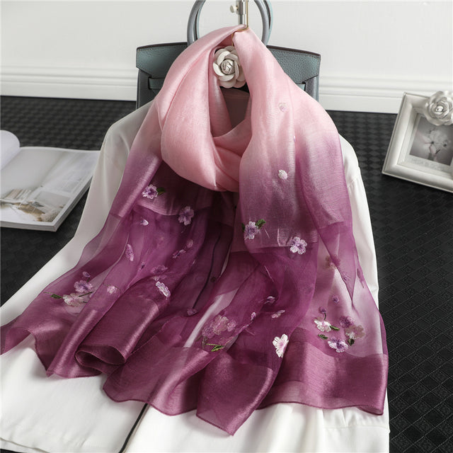 Damhalsduk med Ombré Effekt och Blommigt Broderi, Lätt Material