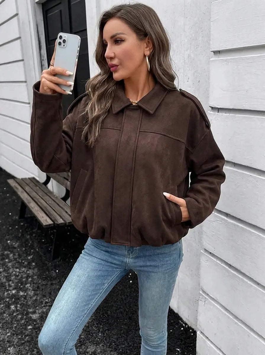 Bombarjacka i mockaimitation för dam, kort modell med krage och resår i midjan