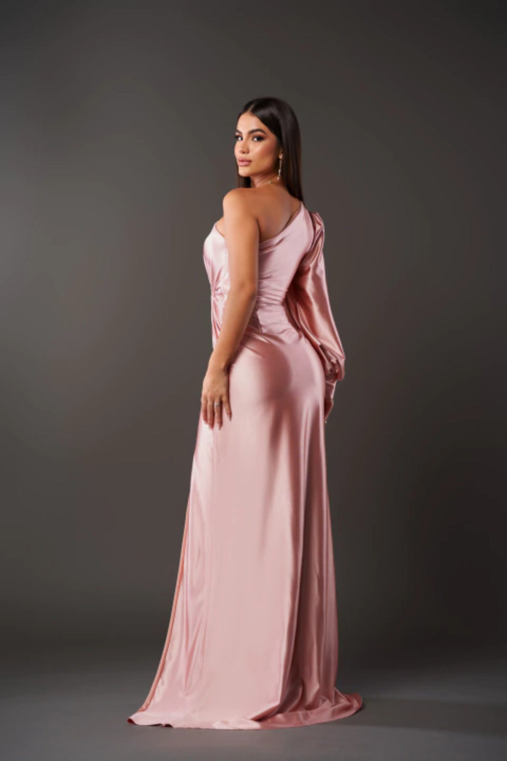 Damernas festklänning – Elegant asymmetrisk kvällsklänning med draperad axel och slits
