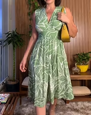 Damklänning med V-ringning och blommönster, Ärmlös A-linjemodell