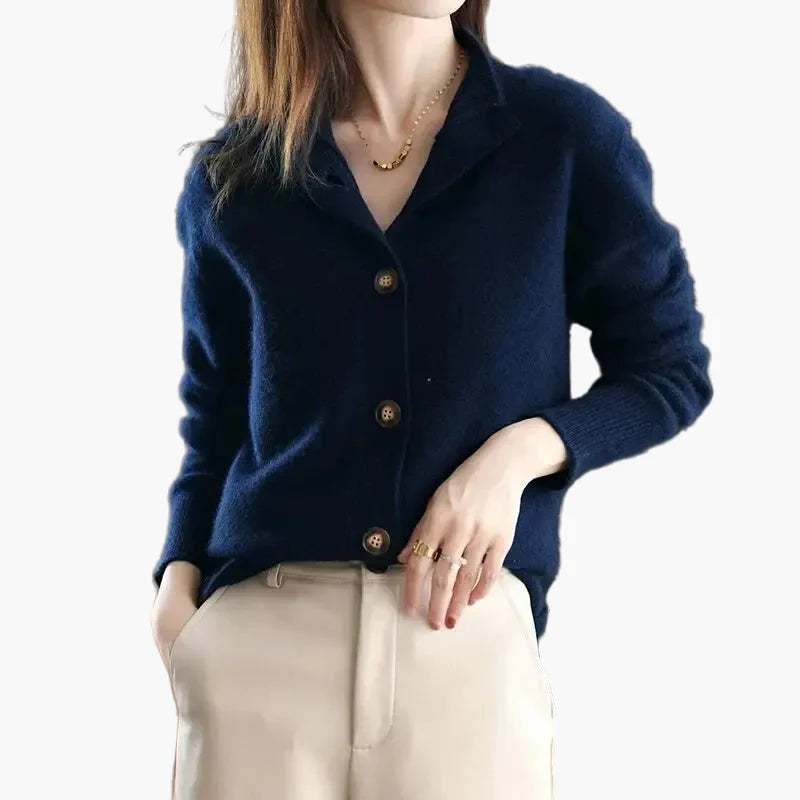 Damstickad cardigan med hög krage och knappar – elegant vardagsstil