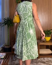 Damklänning med V-ringning och blommönster, Ärmlös A-linjemodell
