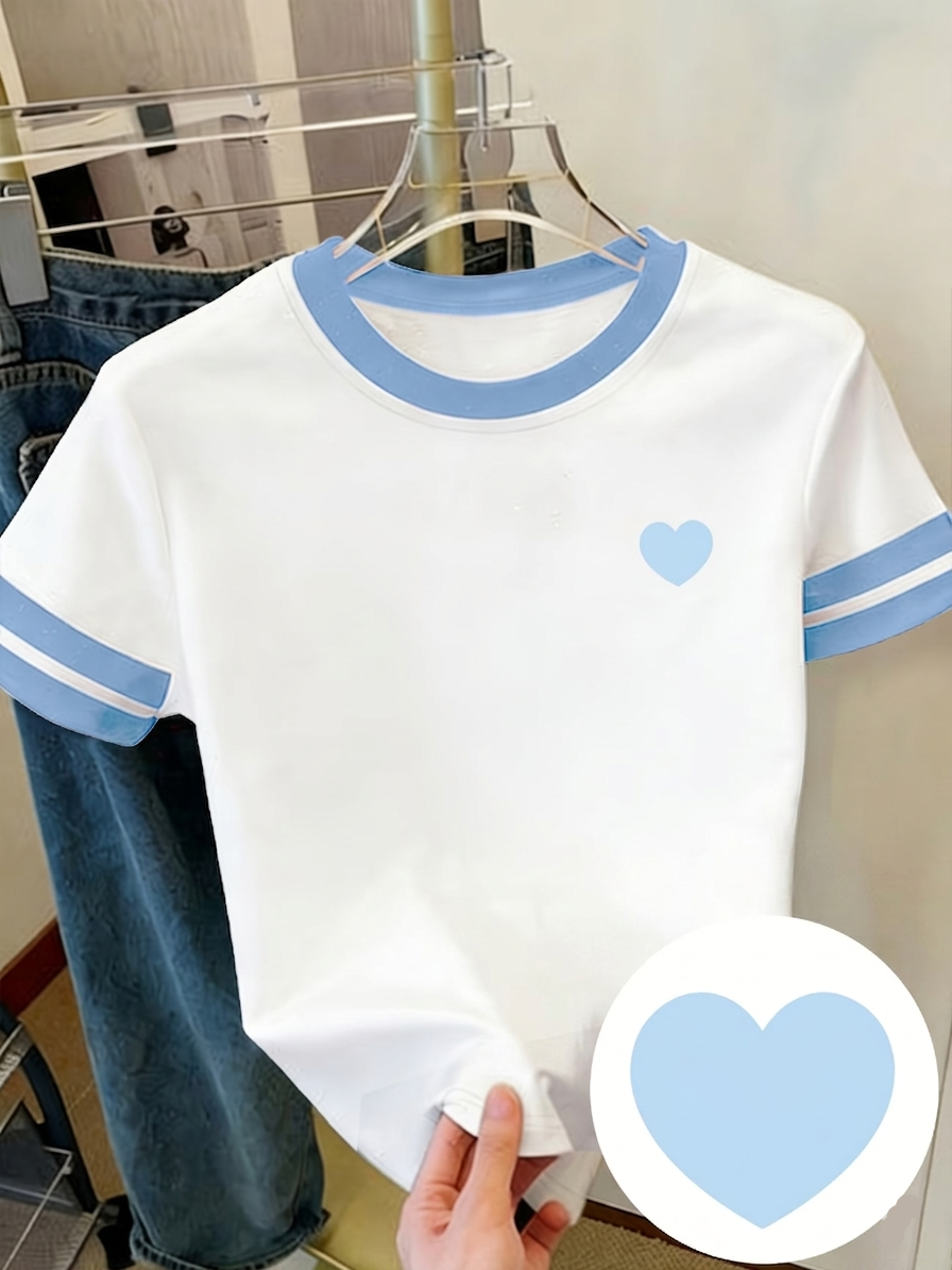 Dam T-shirt med hjärtdetalj och sportig retrostil – Perfekt för vardag och fritid
