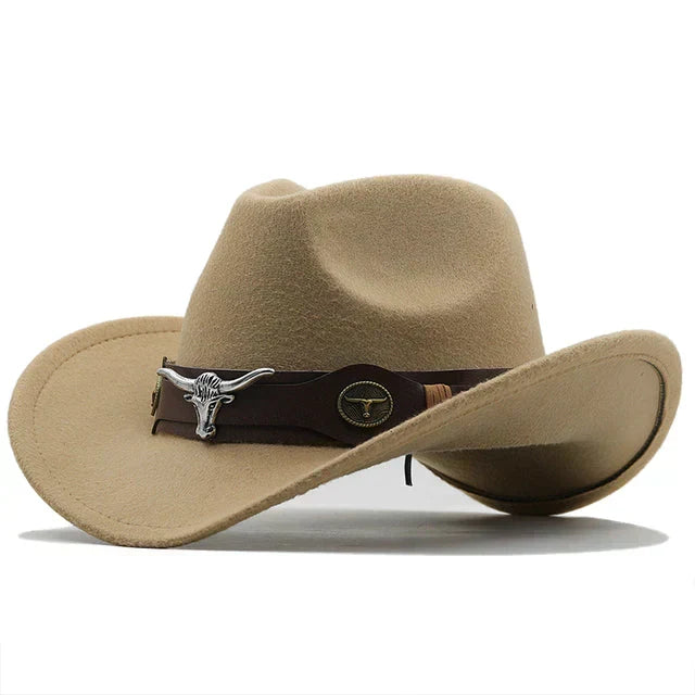 Cowboyhatt i filt med tjurskalledekor och läderband