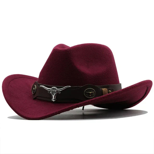 Cowboyhatt i filt med tjurskalledekor och läderband
